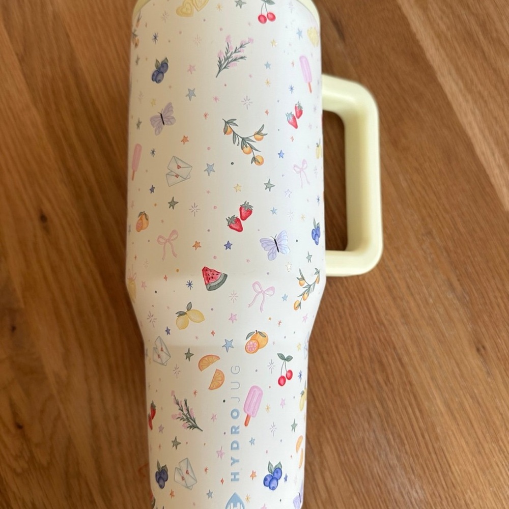 ISO HydroJug berries and cream. Do not purchase, I’m looking for this cup.